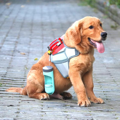 Botella portátil dispensadora de agua para perros. Ideal para viajes o aire libre.